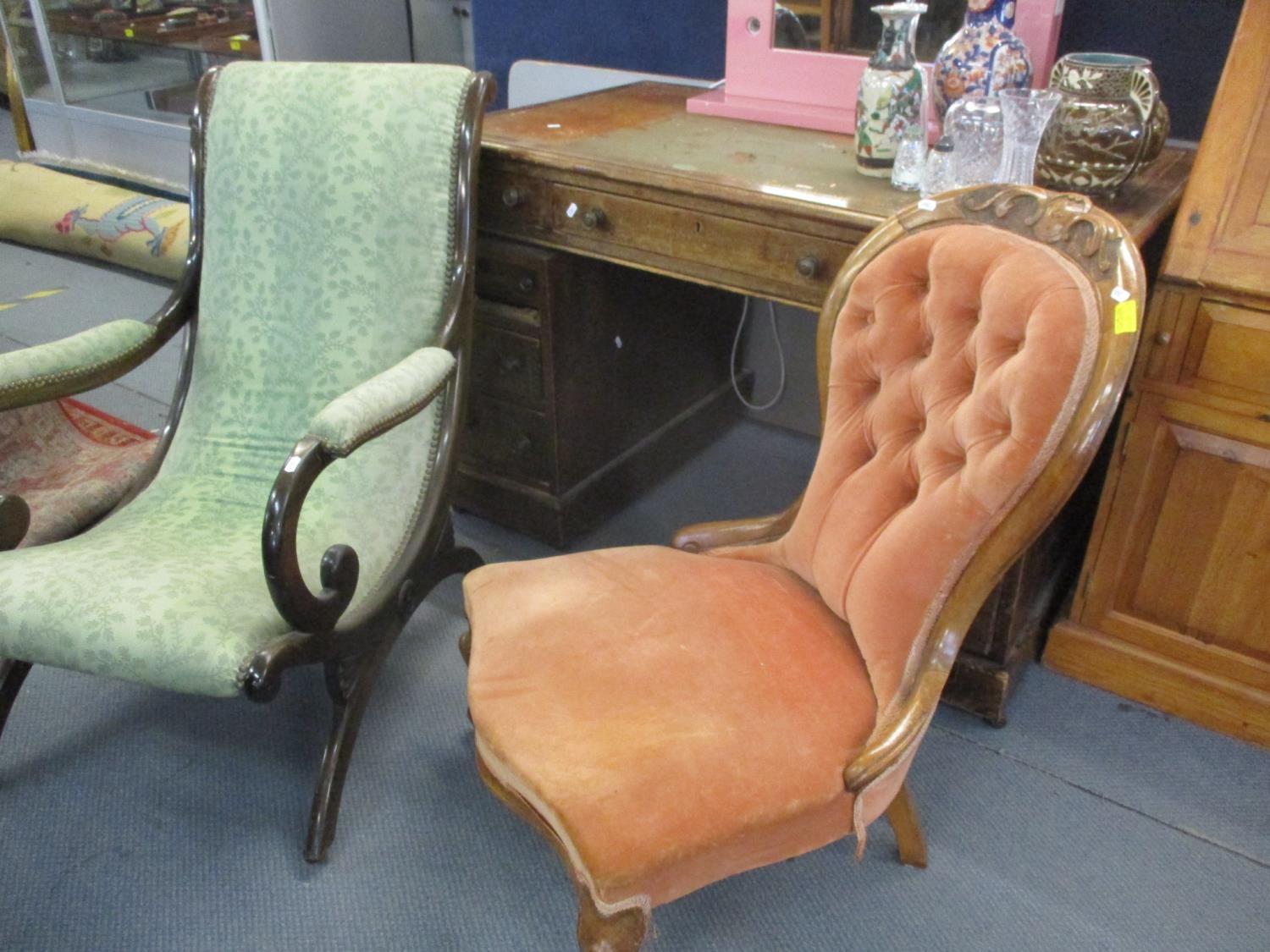 An early 20th century spoon back walnut framed nursing chair, together with an early 20th century - Bild 2 aus 2