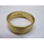 A 18ct gold band 8.5 grams