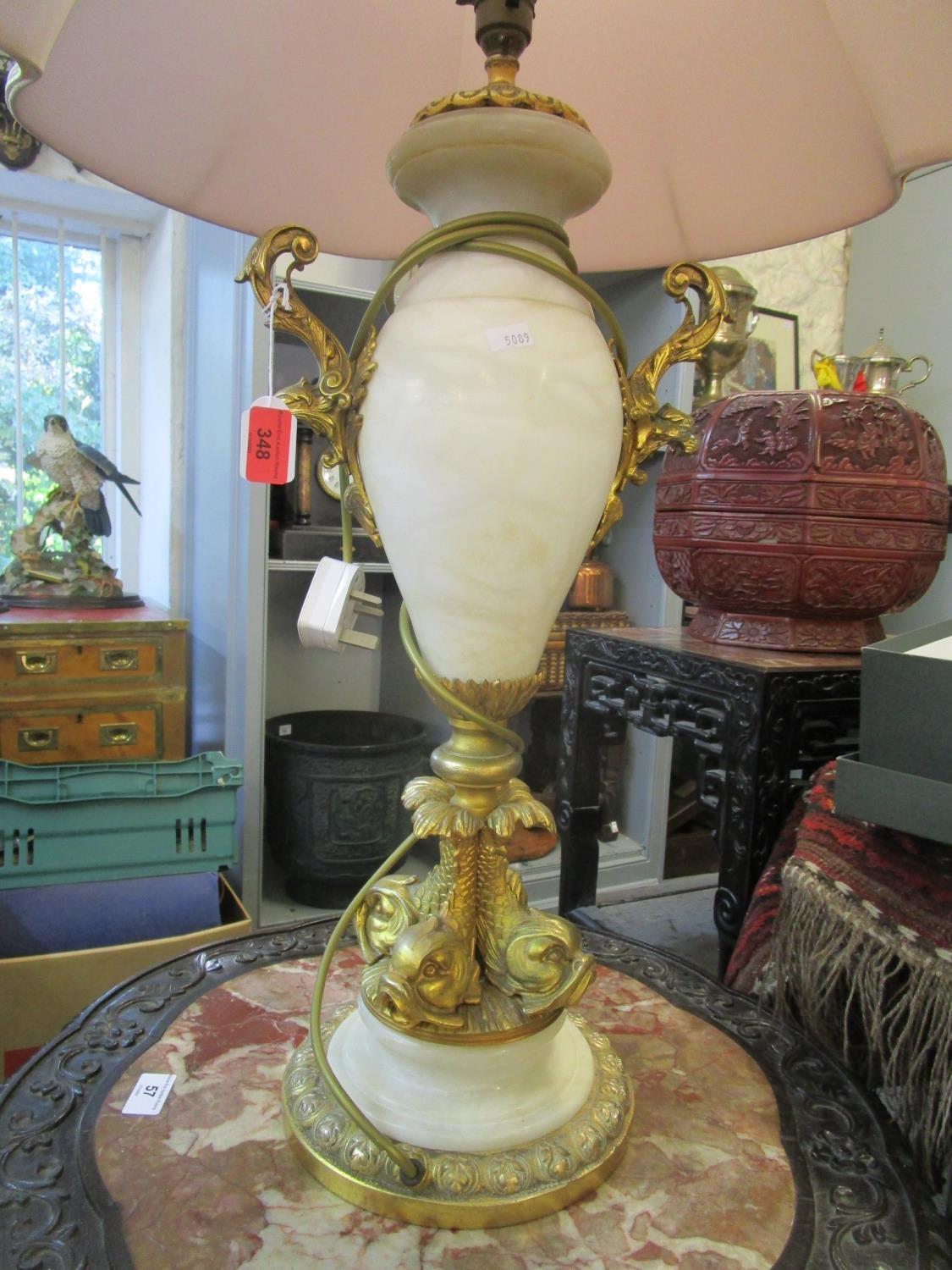 A white onyx and brass table lamp of vase design with a shade - Bild 2 aus 2