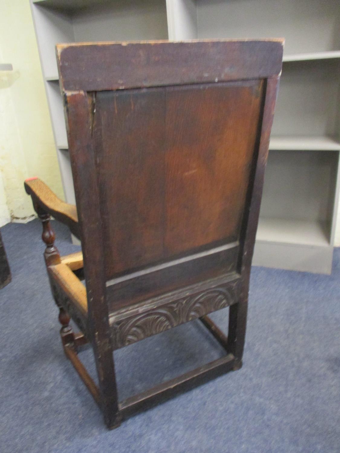 A 17th century carved oak armchair in the Wainscot style A/F - Bild 2 aus 2