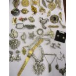 Vintage costume jewellery to include a Scottish hardstone brooch, Mexica silver and other silver
