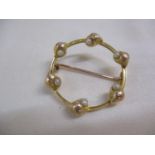 A 9ct gold and seed pearl circular wreath brooch, 2.2g