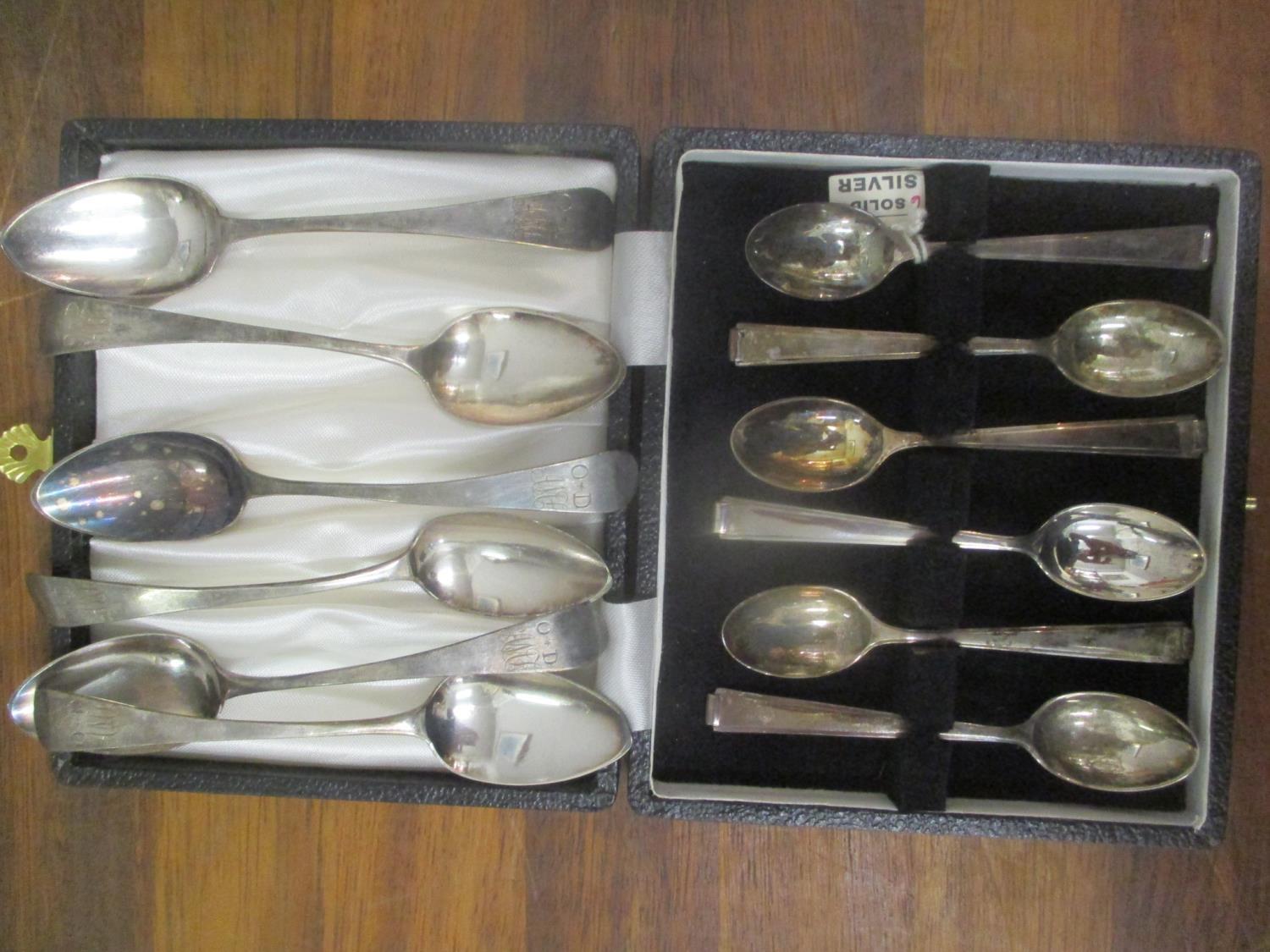 A set of six Georgian silver teaspoons, together with a set of cased silver coffee spoons, 127.85g