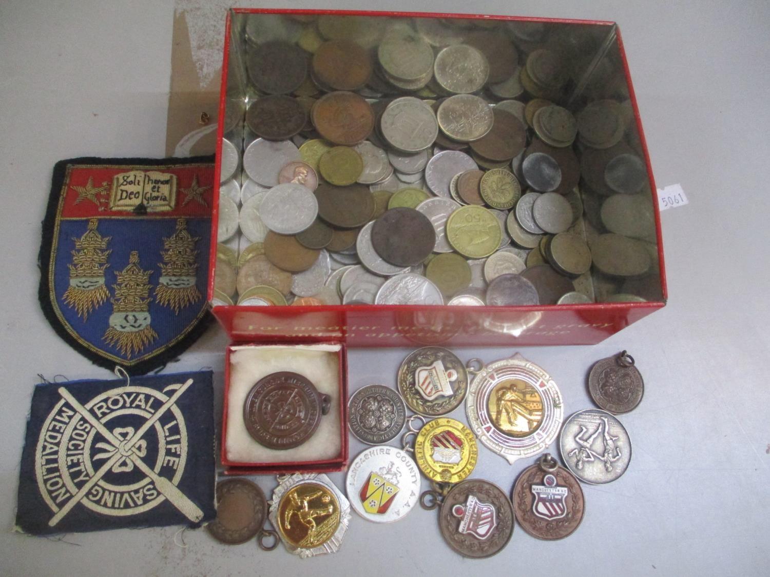 A mixed lot of coins and badges to include 1940s Athletics Club badges and others
