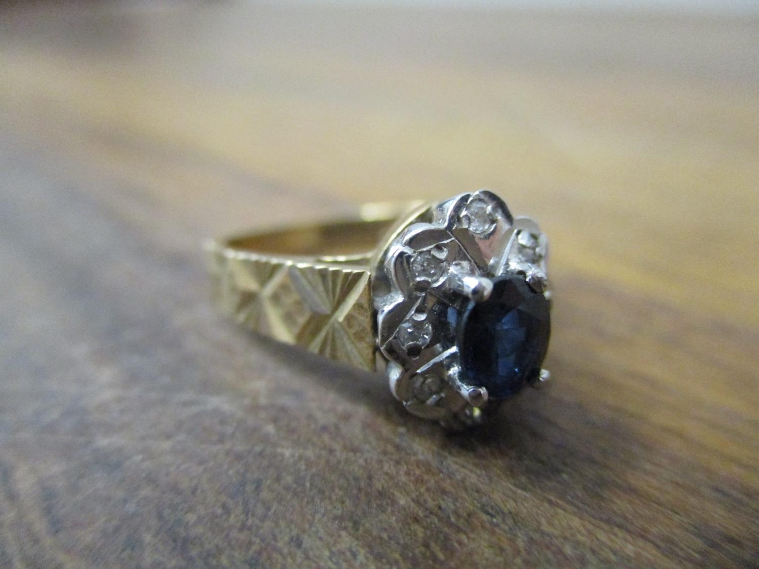 A 9ct gold ring set with a sapphire and diamond, 3.5g
