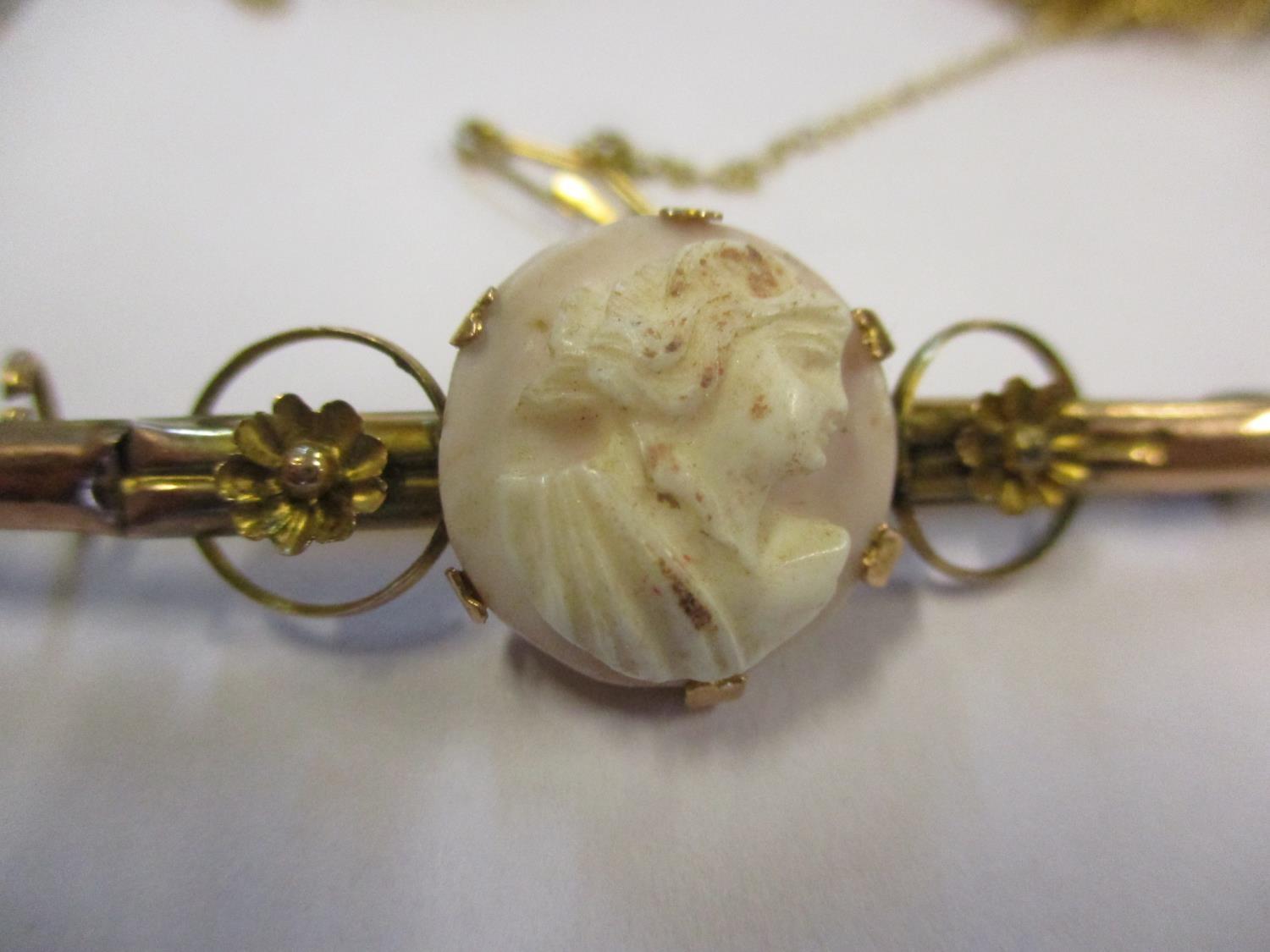 A 9ct gold and cameo bar brooch together with three cameo brooches - Image 5 of 5