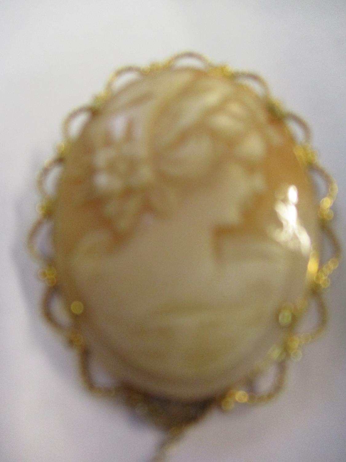 A 9ct gold and cameo bar brooch together with three cameo brooches - Image 4 of 5