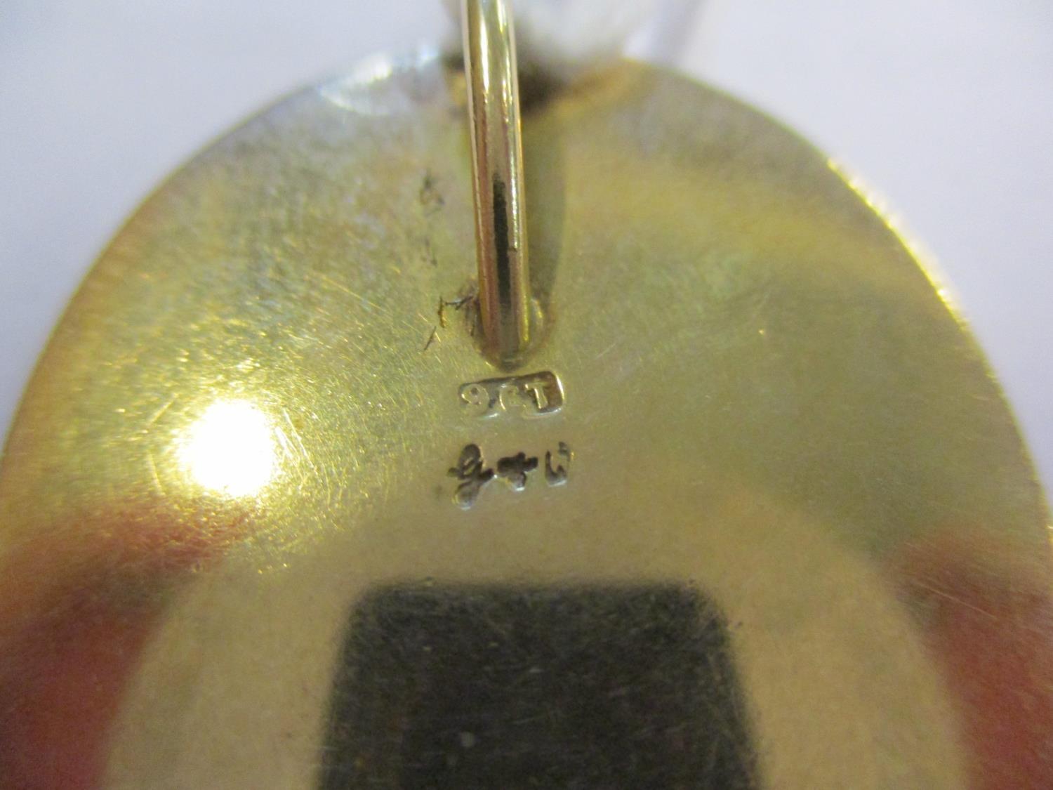 A 9ct gold oval shaped pendant with the initial C, weight 10.6g - Image 2 of 2