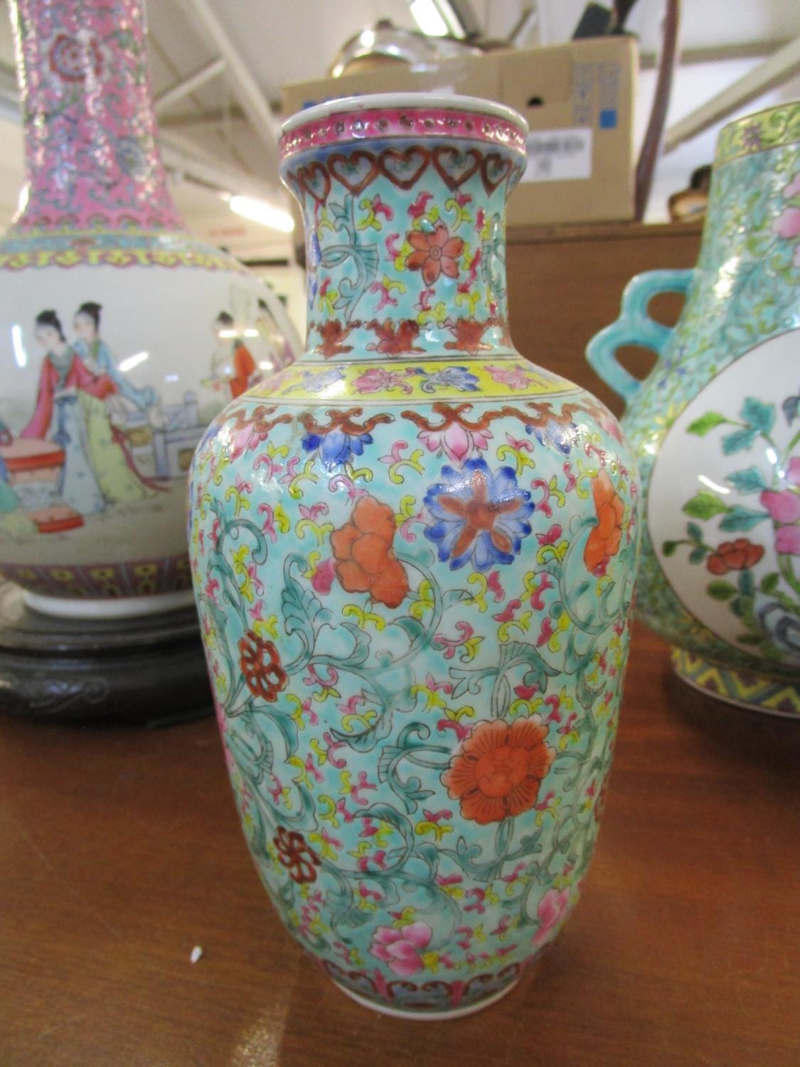 A group of mid century and later Chinese porcelain vases to include a twin handles vase - Image 4 of 7