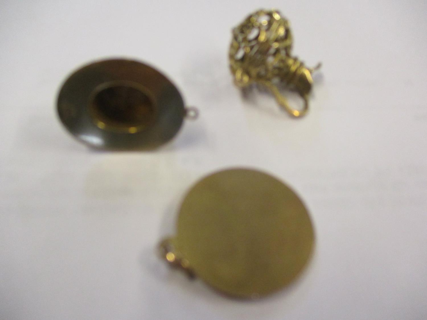 A quantity of 9ct gold jewellery comprising a pendant in the form of a top hat, a pendant with an - Image 2 of 2