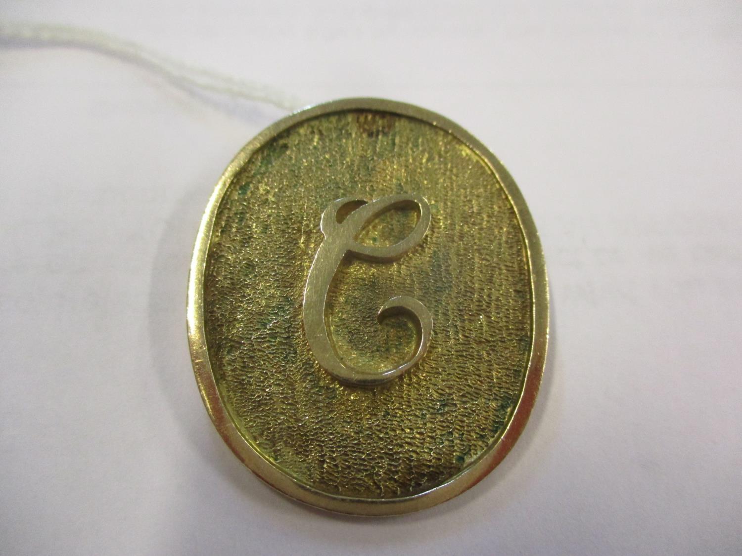 A 9ct gold oval shaped pendant with the initial C, weight 10.6g