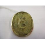 A 9ct gold oval shaped pendant with the initial C, weight 10.6g