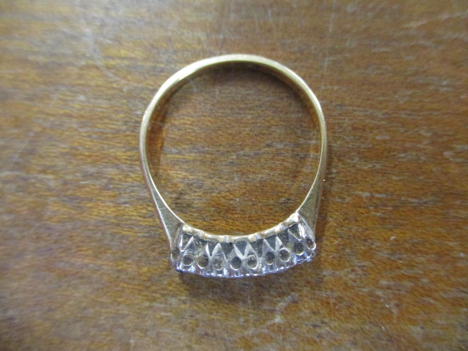 An 18ct yellow gold and platinum five-stone diamond ring, total weight 2.3g - Image 2 of 3