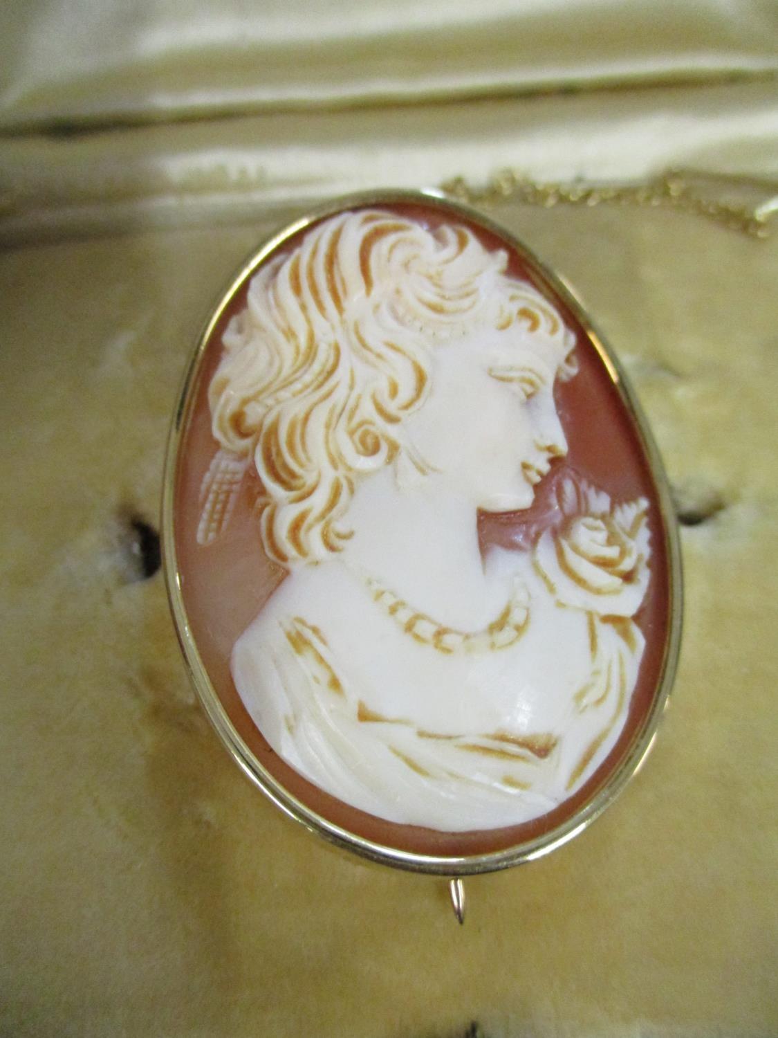 A selection of jewellery and coins to include a shell cameo oval brooch in a yellow metal setting - Image 2 of 5