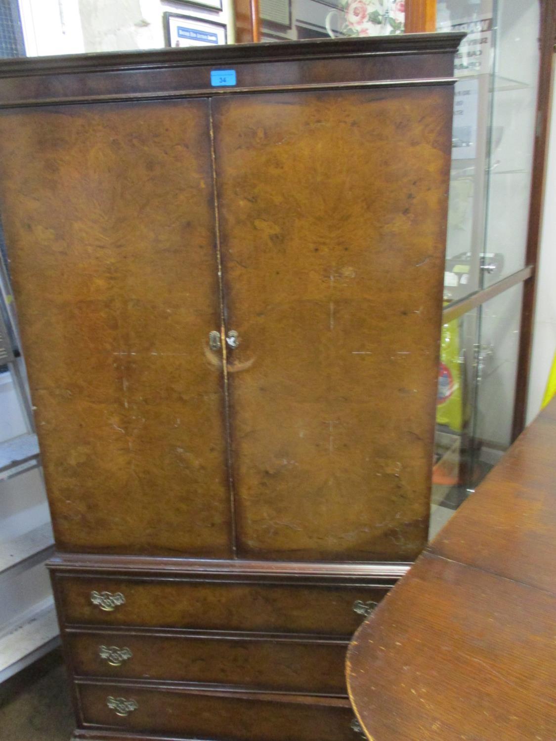 A walnut cabinet above three drawers together with a mid 20th century oak drop leaf table - Bild 2 aus 2