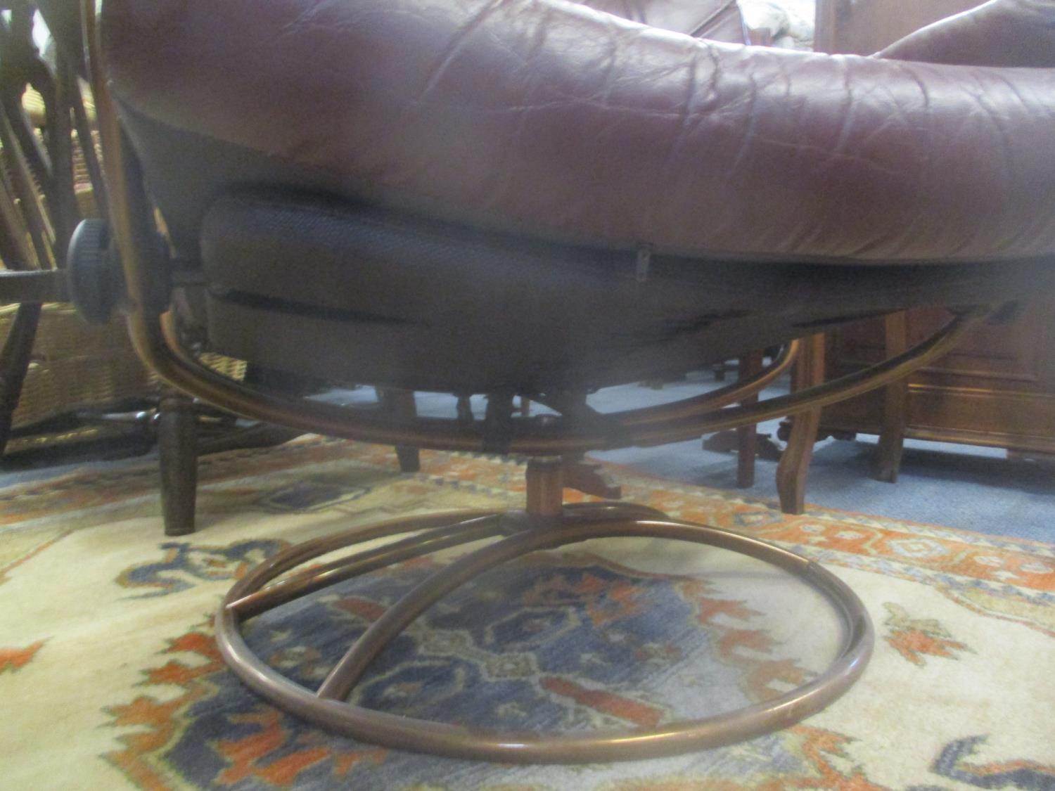 A vintage leather swivel Stressless armchair having a metal frame, possibly by Ekornes - Bild 2 aus 2