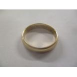 A yellow metal wedding band, 3g