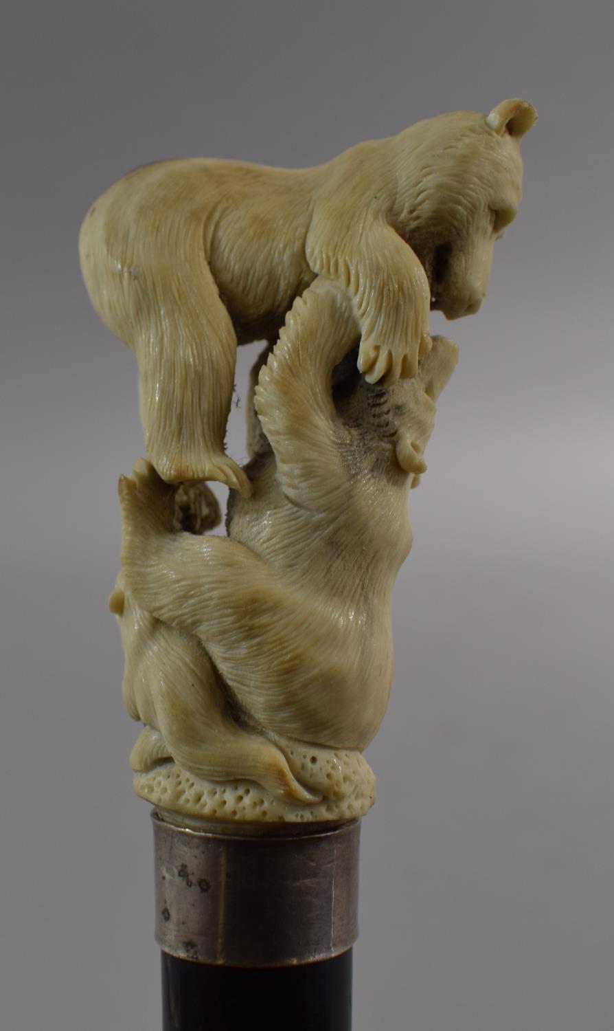 A Gents Ebonised Thornwood Walking Cane with Carved Antler Finial Depicting Two Bears Fighting - Image 3 of 7