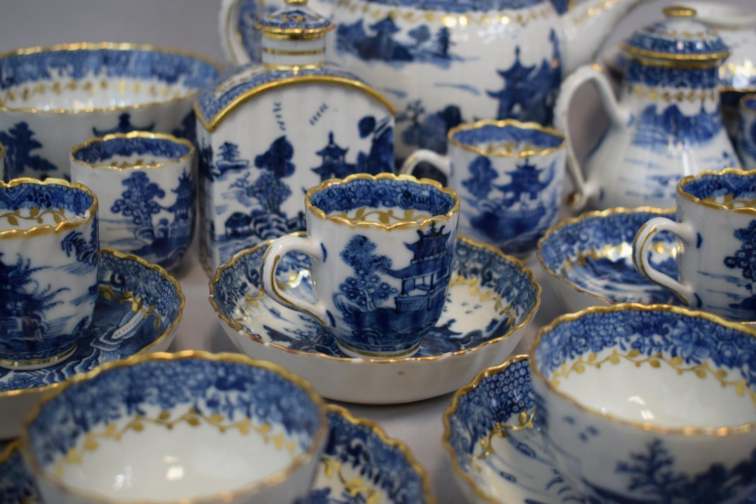 A Chinese Export Style Blue and White Pagoda Pattern Tea Set with Gilt Highlights Comprising Tea - Image 4 of 4