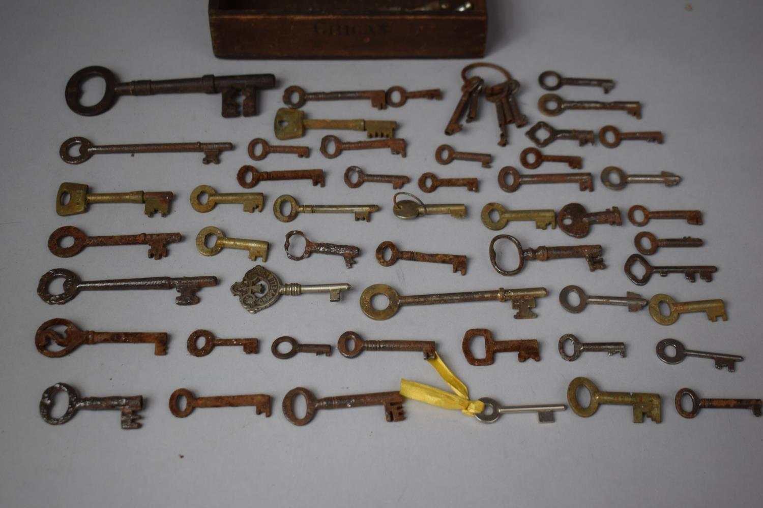 A Small Collection of Vintage Keys - Image 3 of 3