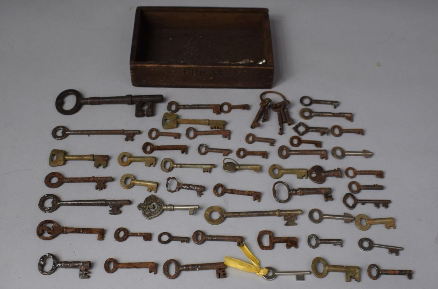 A Small Collection of Vintage Keys - Image 2 of 3