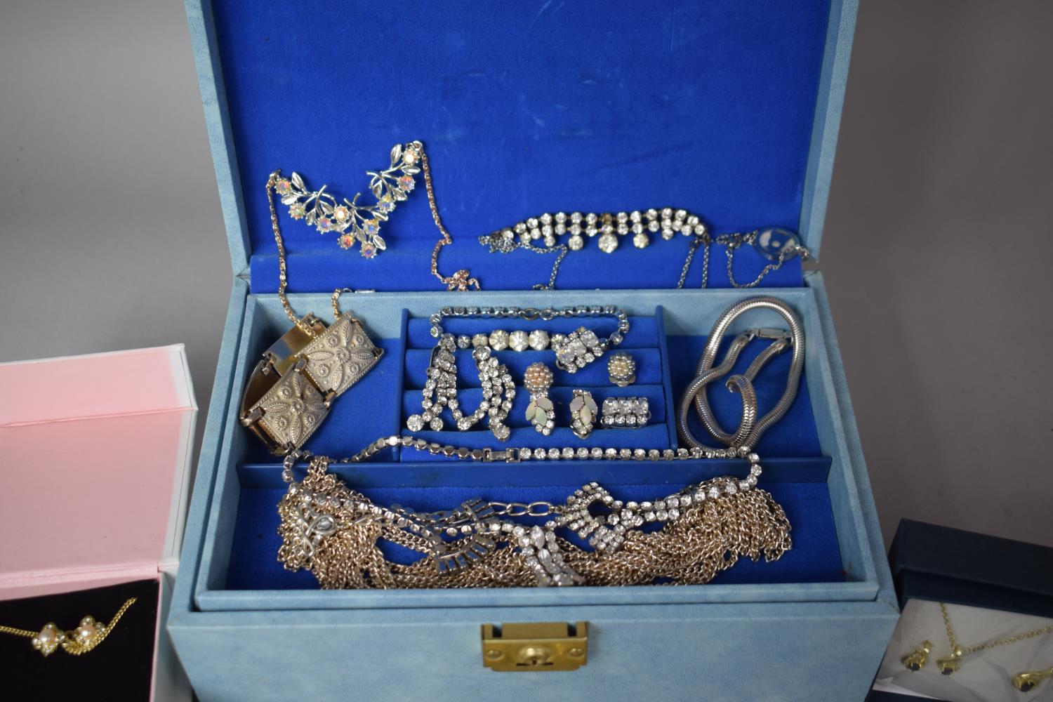 A Vintage Jewellery Box Containing Costume Jewellery - Image 3 of 4