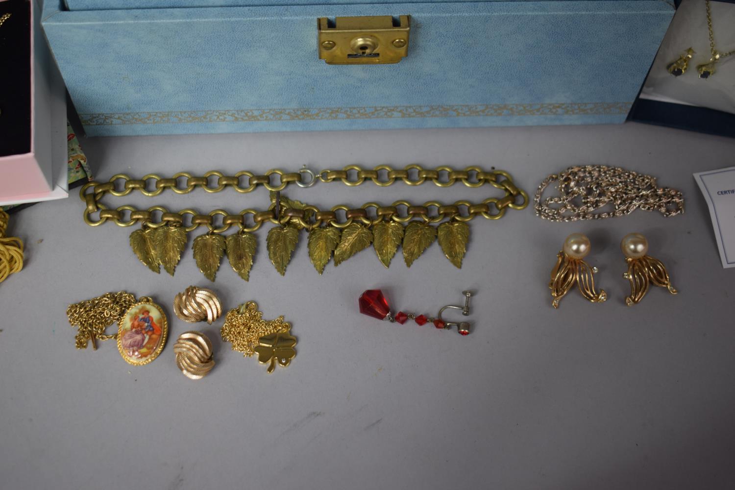 A Vintage Jewellery Box Containing Costume Jewellery - Image 4 of 4