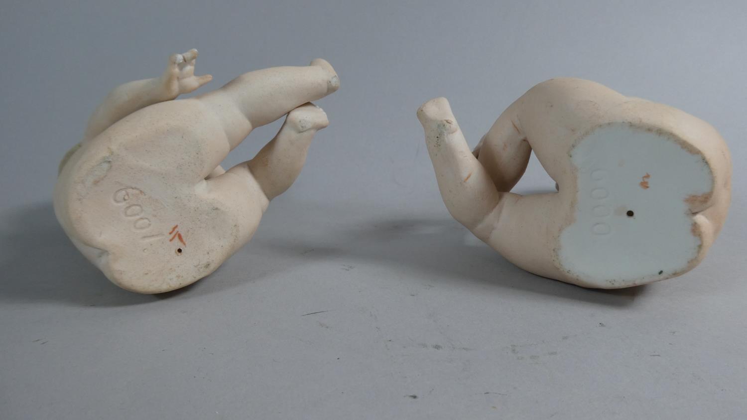 A Pair of Continental Bisque Porcelain Nude Piano Babies, 10cm High - Image 4 of 4