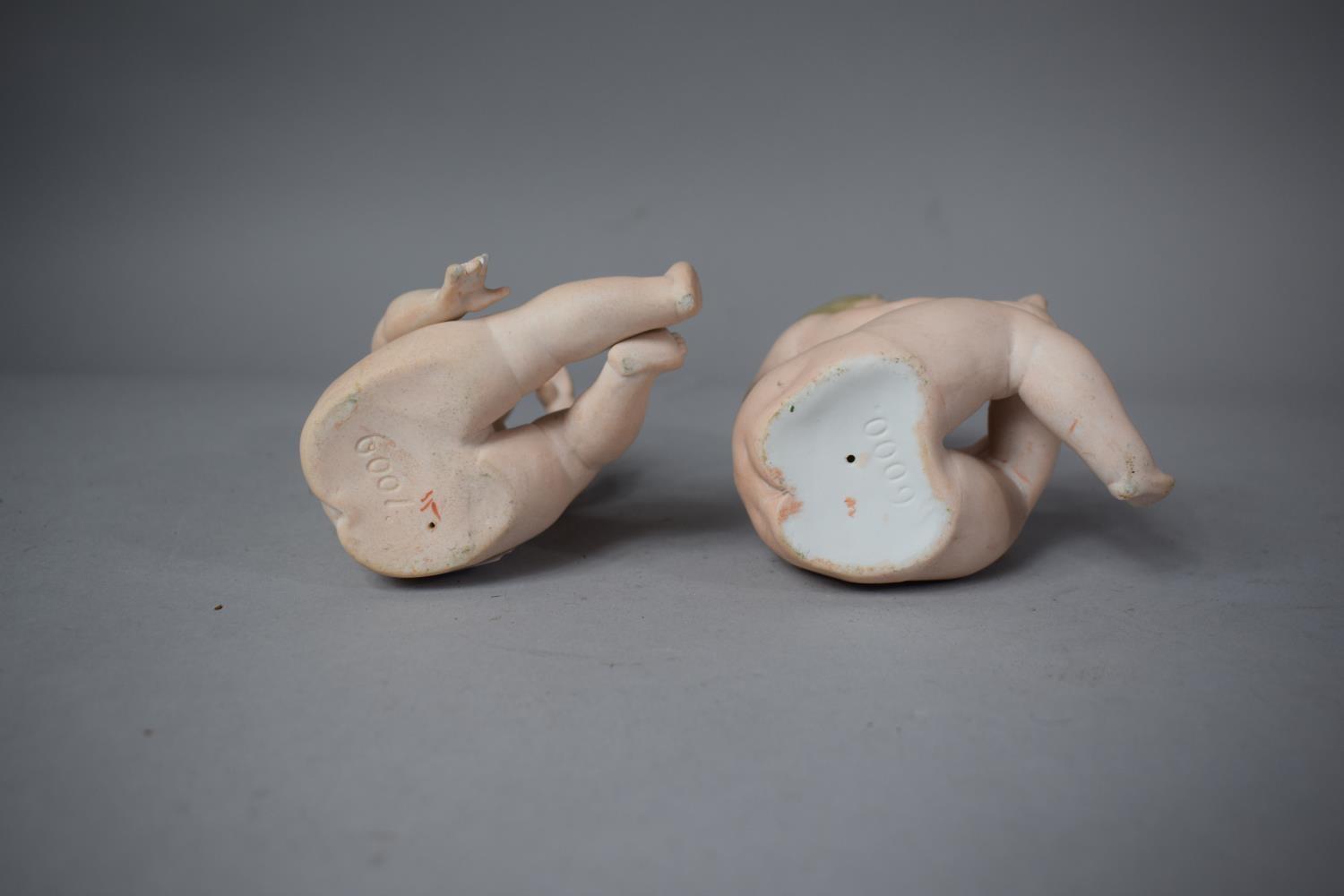 A Pair of Continental Bisque Porcelain Nude Piano Babies, 10cm High - Image 3 of 4