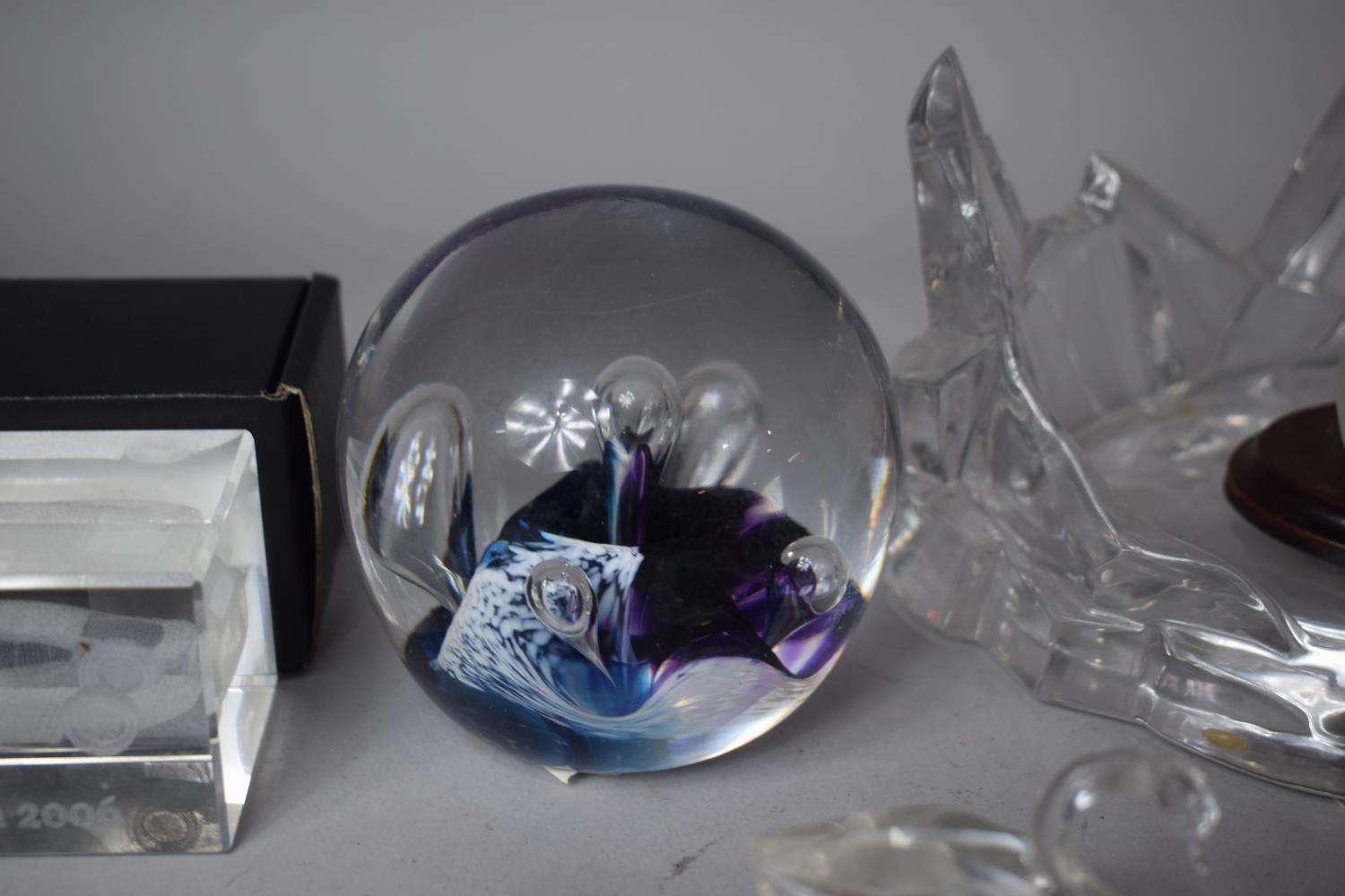 A Collection of Glass Paperweights to Include Frosted Jobling Polar Bear, Shamrock of Erin Egg - Image 4 of 5