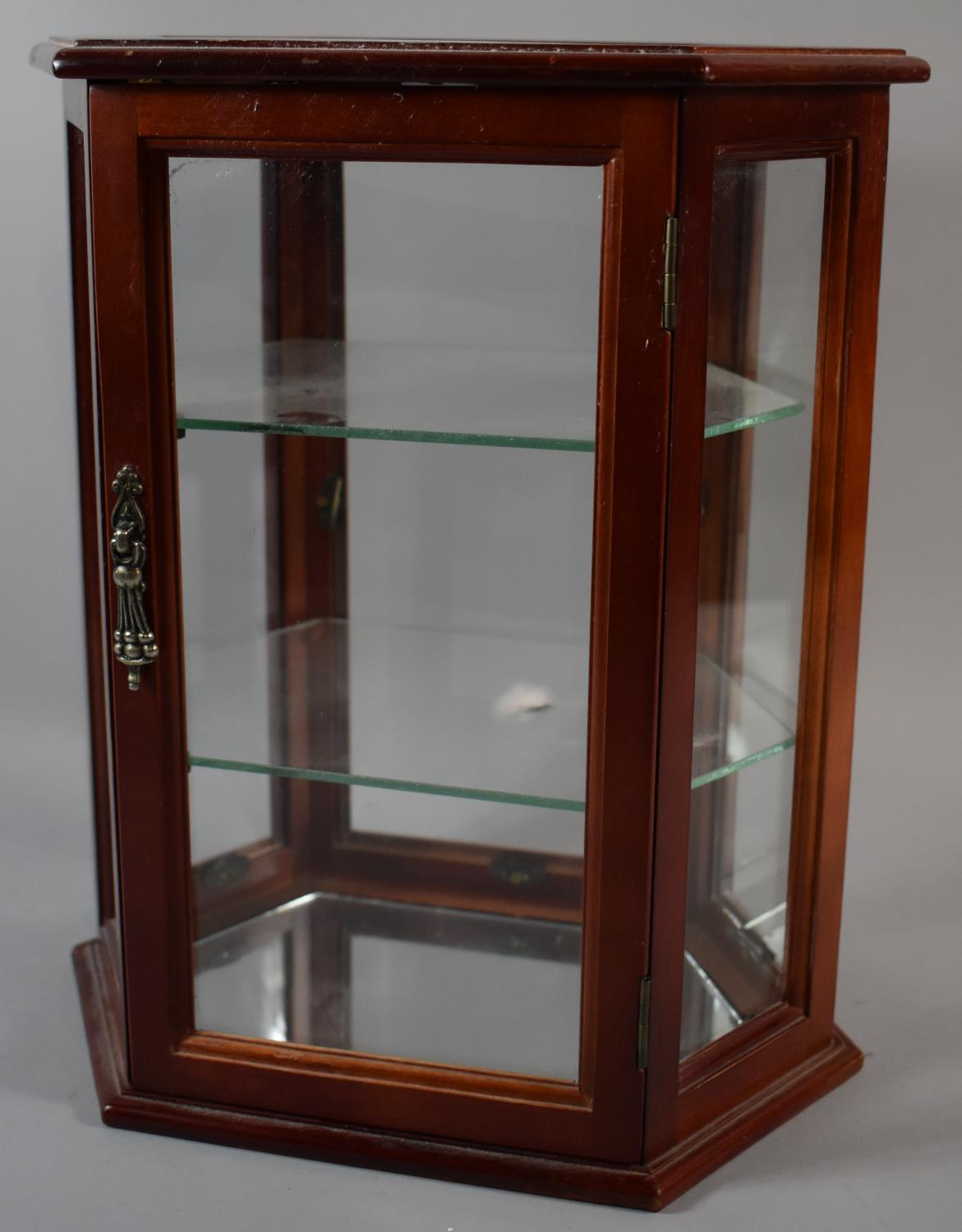 A Modern Display Cabinet with Two Glass Shelves, 31cm high