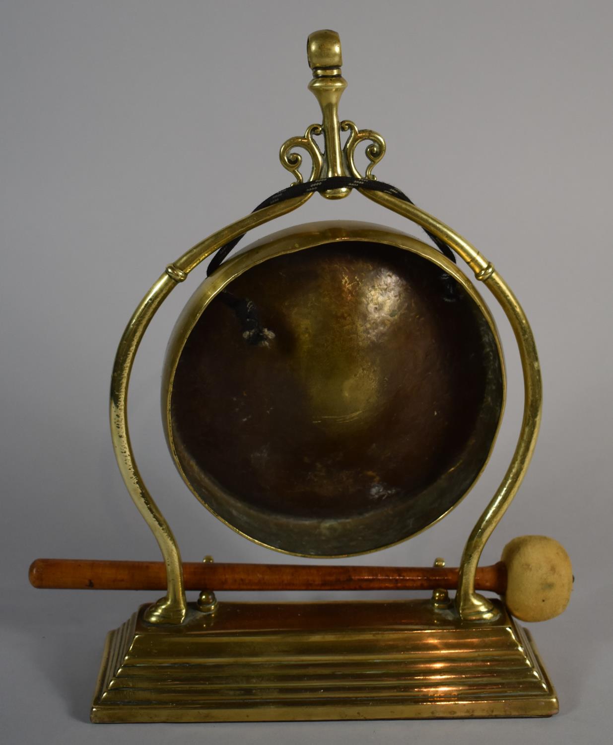 A Late 19th/Early 20th Century Brass Table Top Dinner Gong with Clapper, 29cm High - Image 3 of 4