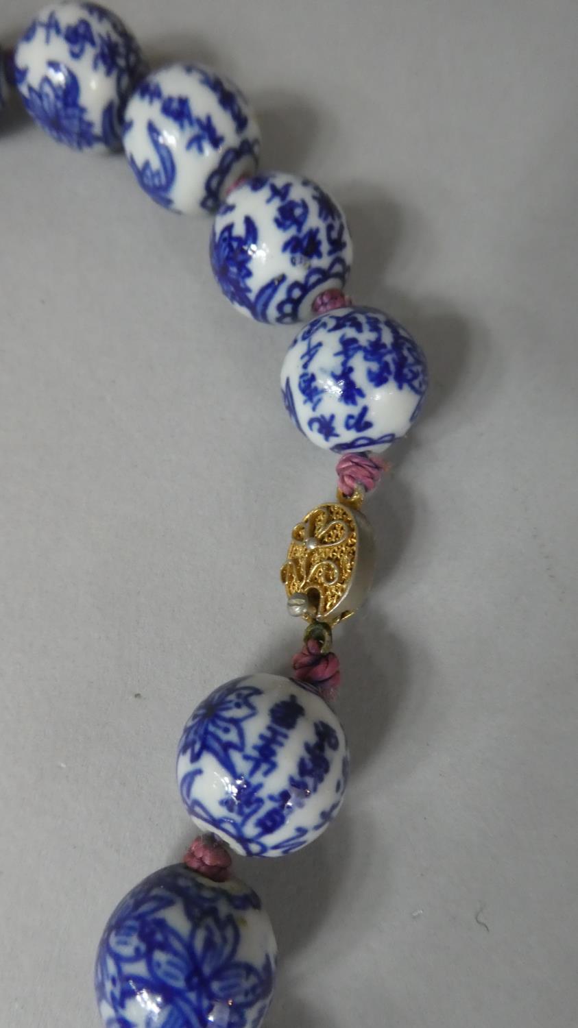 A String of Chinese Porcelain Beads with Characters and Flower Decoration Having Gilt Filigree - Bild 2 aus 2