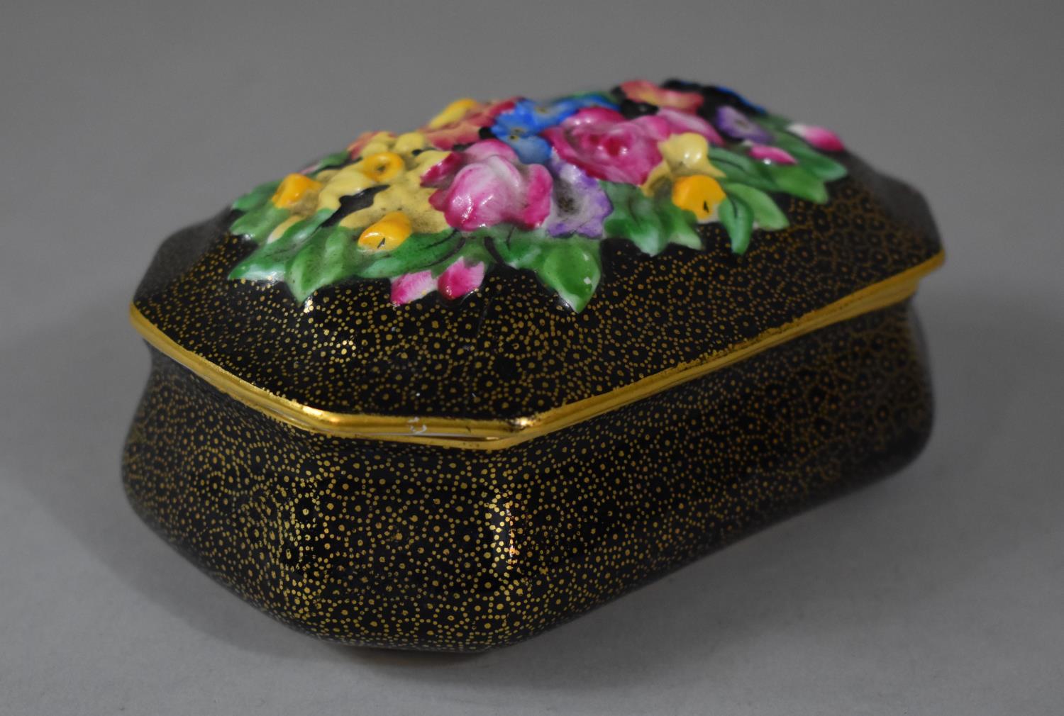 A Tuscan China Decorated Box with Floral Decoration in Relief to Lid, 11.5cm wide - Bild 2 aus 3