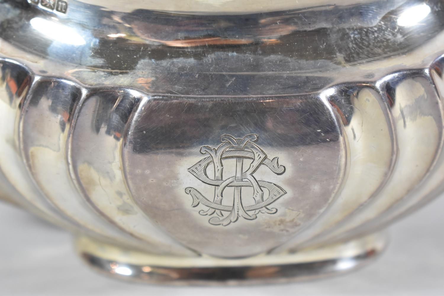 A Silver Teapot with Presentation Inscription and Monogram, 560g, Sheffield 1905 - Image 3 of 3