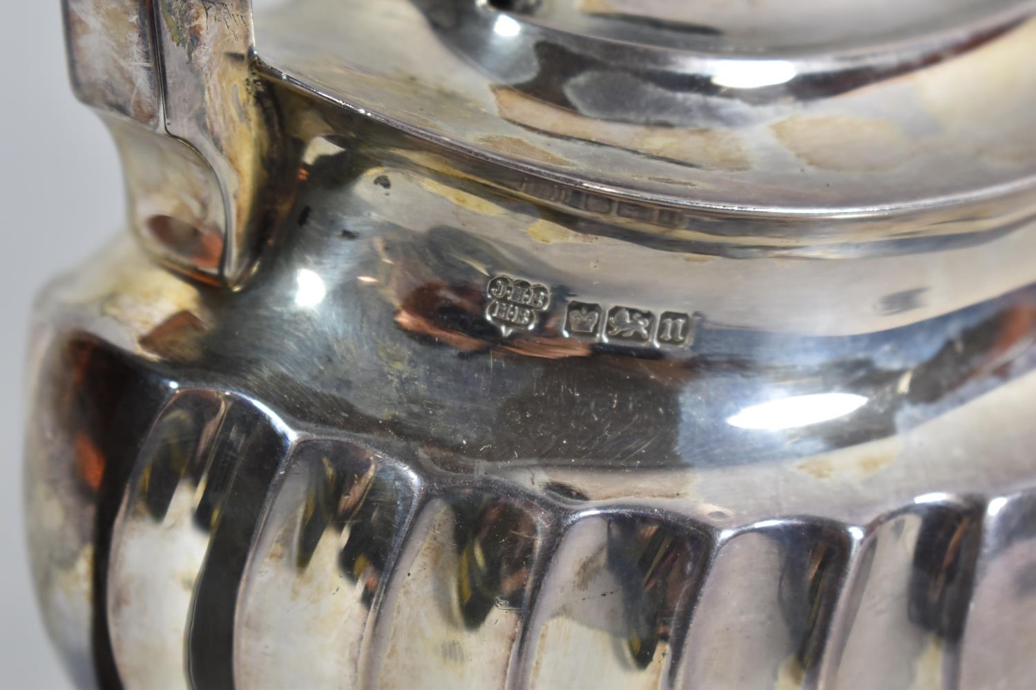 A Silver Teapot with Presentation Inscription and Monogram, 560g, Sheffield 1905 - Image 2 of 3