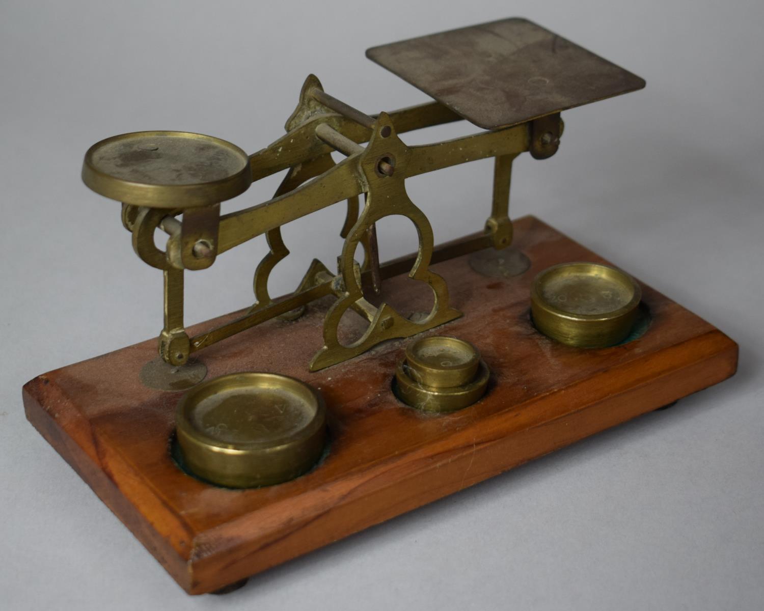 A Set of Desk Top Brass Postage Scales on Wooden Plinth, 17.5cm wide - Image 2 of 2