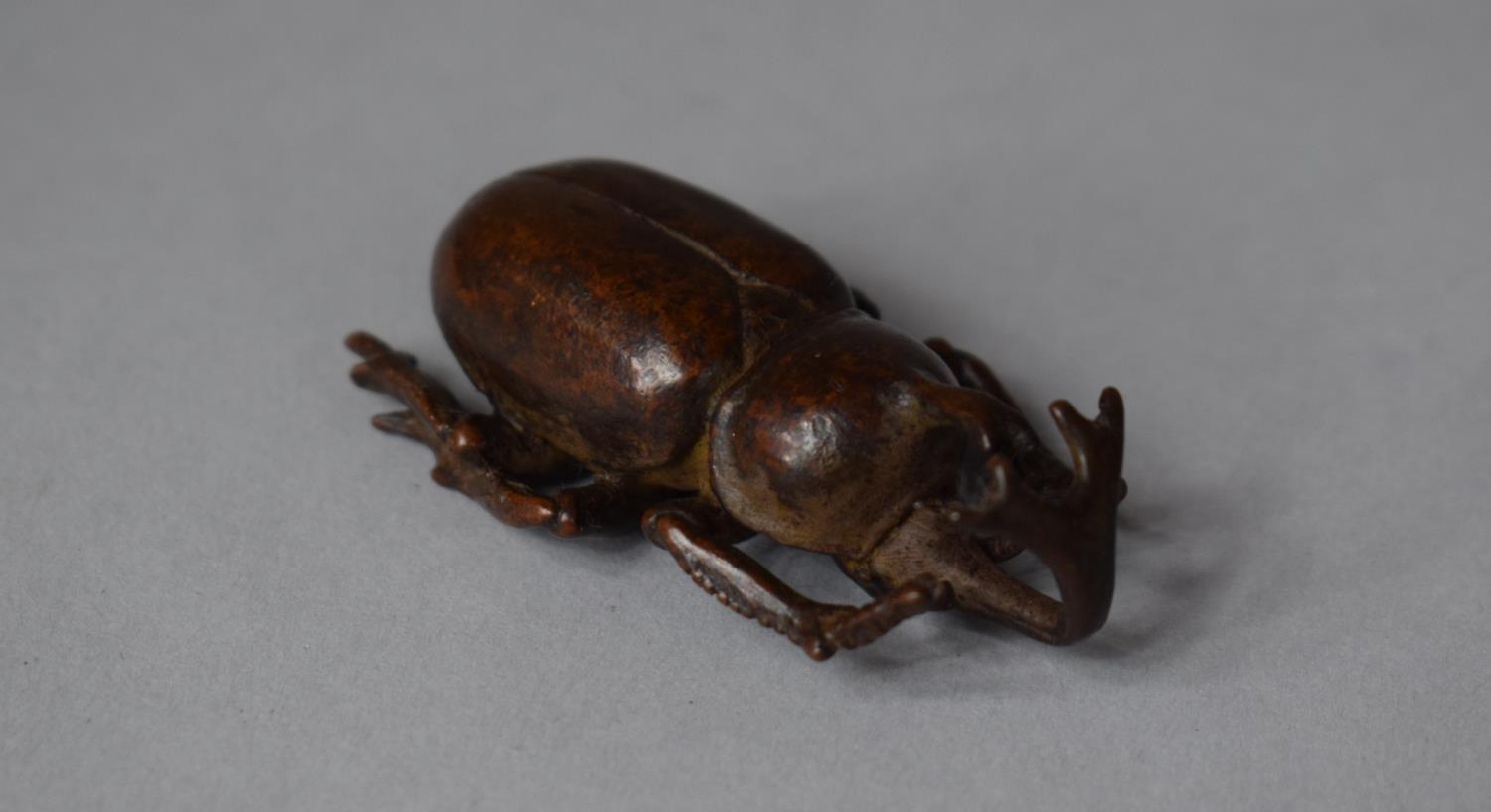 A Bronze Study of a Japanese Horned Rhinoceros Beetle, 6cm wide - Bild 2 aus 4