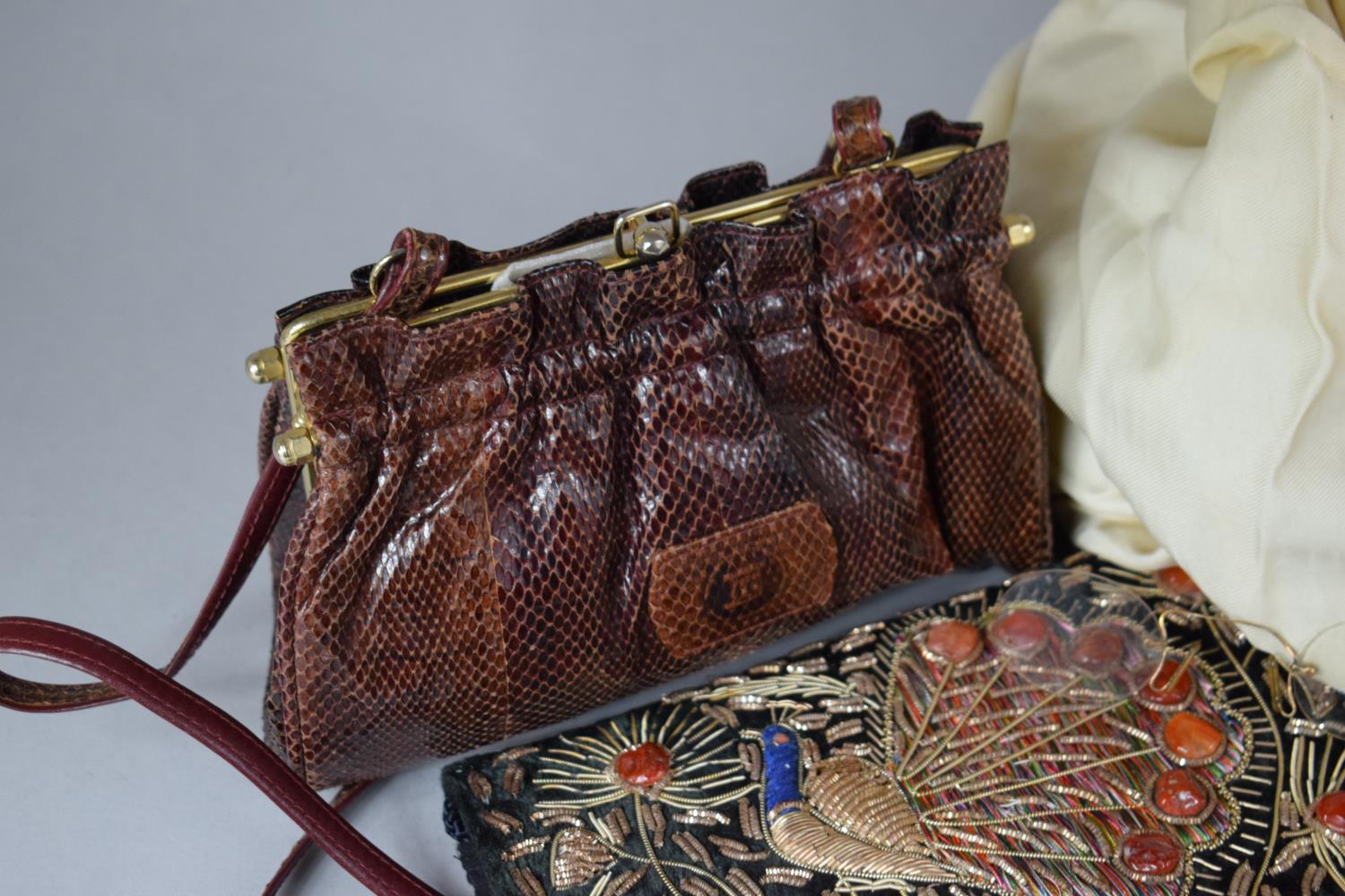 A Collection of Vintage Ladies Evening Bags, Beadwork Purse, Silver Plated Chain Mail Purse, Pince - Image 5 of 6