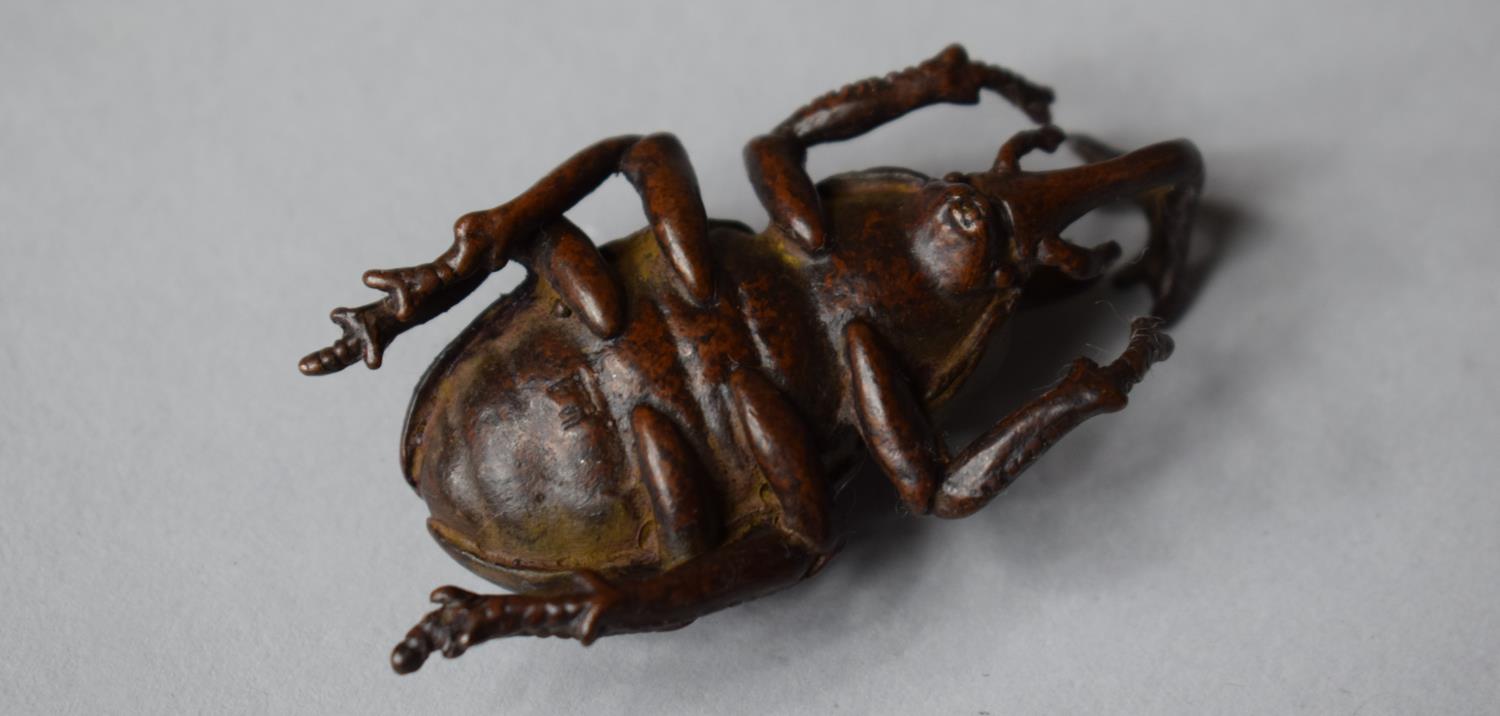 A Bronze Study of a Japanese Horned Rhinoceros Beetle, 6cm wide - Bild 4 aus 4