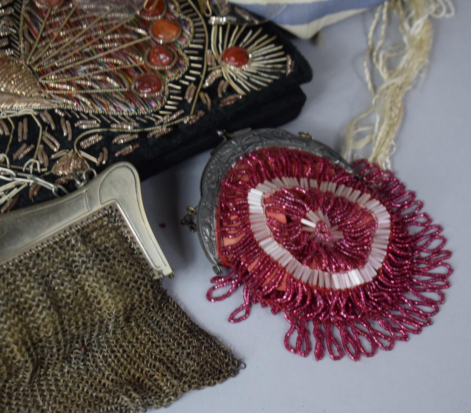 A Collection of Vintage Ladies Evening Bags, Beadwork Purse, Silver Plated Chain Mail Purse, Pince - Image 4 of 6