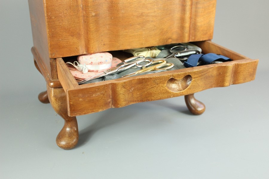 A Vintage Sewing Box - Image 6 of 6