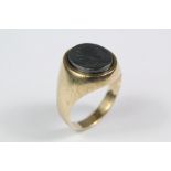 A Gentleman's 9ct Gold Signet Ring