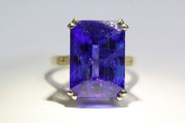 A Stunning 18ct 15ct Natural Emerald-Cut Tanzanite and Diamond Ring