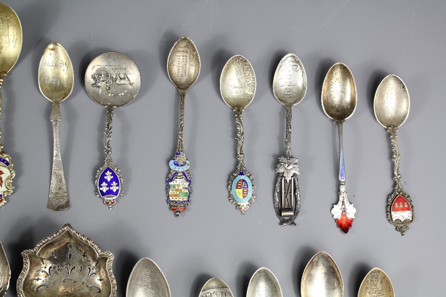 A Collection of Silver Teaspoons - Image 7 of 9