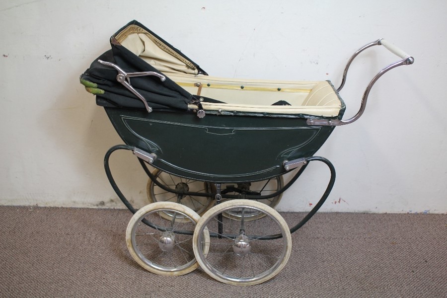 An English-made Freeway Doll's Pram - Image 2 of 3