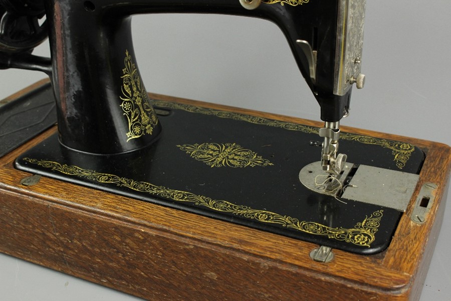 A Sewing Table and Sewing Machine - Image 3 of 14