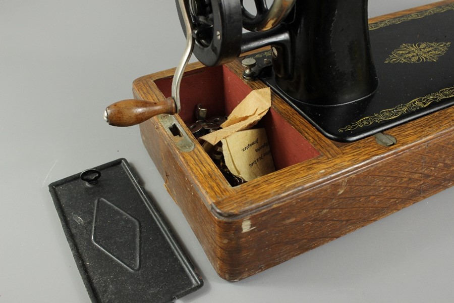 A Sewing Table and Sewing Machine - Image 5 of 14