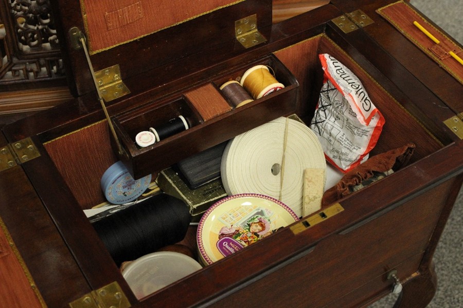 A Sewing Table and Sewing Machine - Image 12 of 14