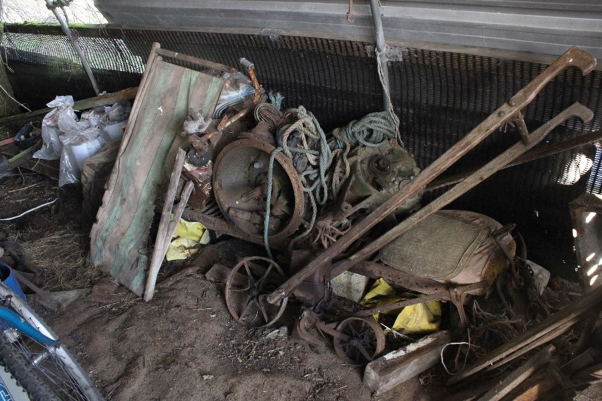 PLOT 6 - CONTENTS OF TUNNEL SHED - Image 5 of 11